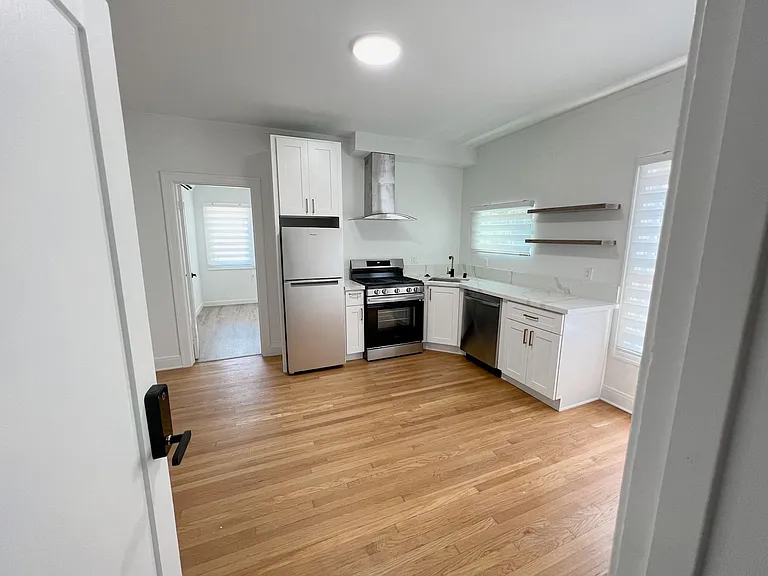 552 S Oakland Ave — Photo 2