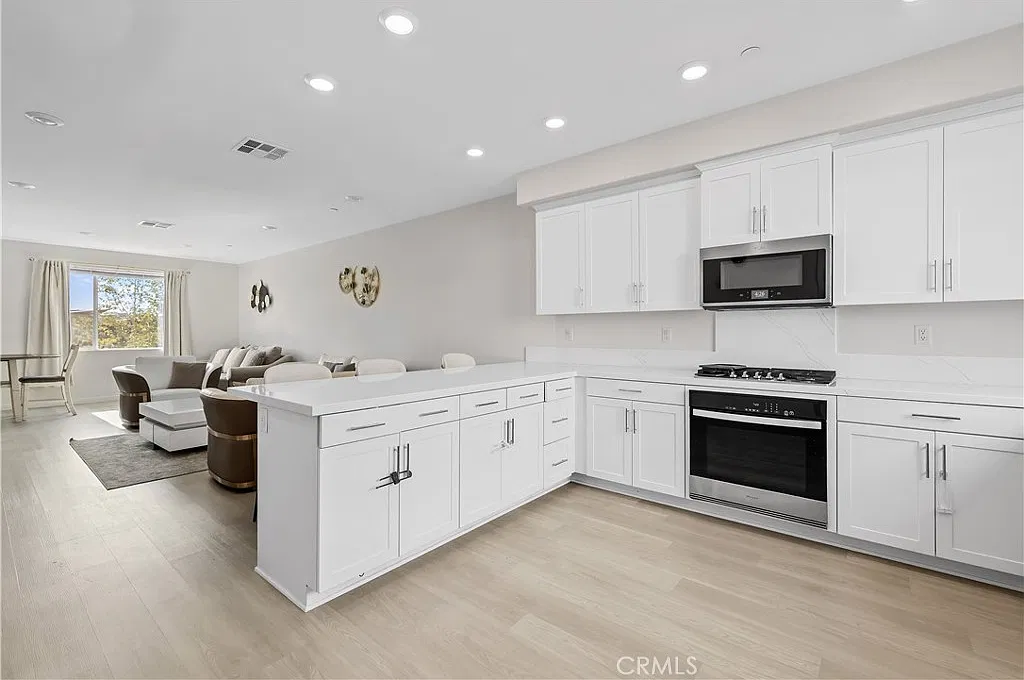 3 bed, 1920 sqft, $4,395 — Photo 3