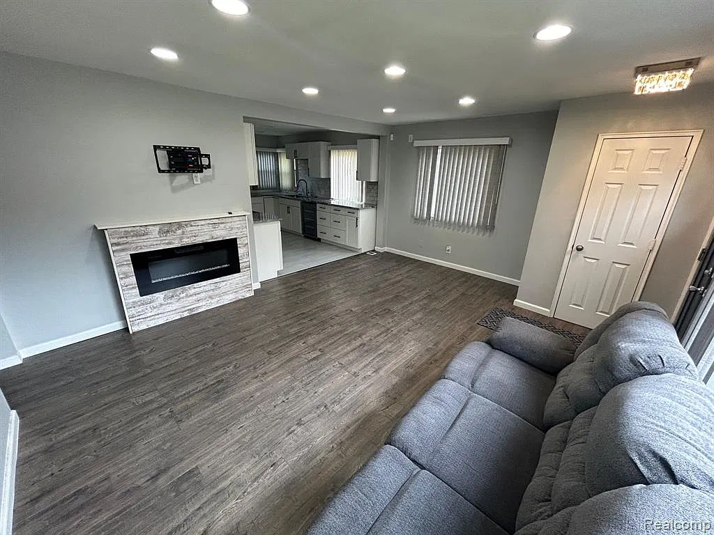 3 bed, 2.0 bath, 1633 sqft, $1,950 — Photo 3