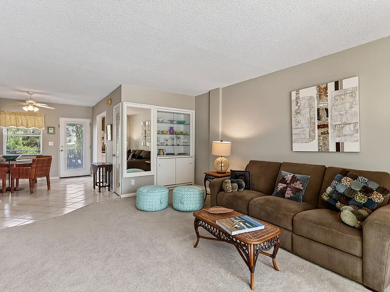 139 Sunrise Ave — Photo 3