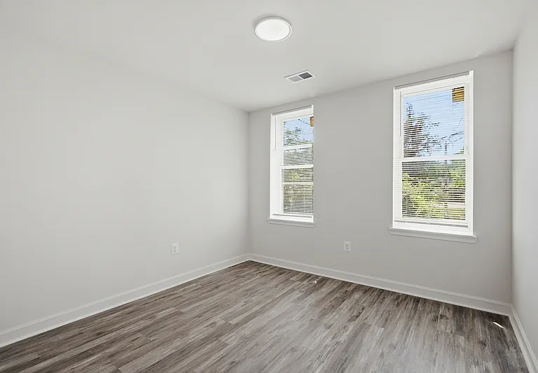 719 E 20th St — Photo 11