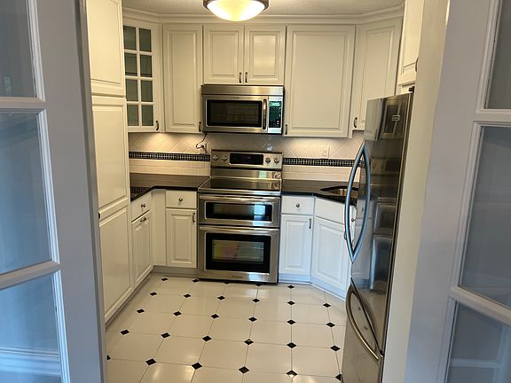 3rd image of 205 Yoakum Pkwy Unit 916