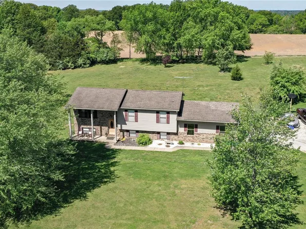 7008 Westwind Dr, Godfrey, IL 62035