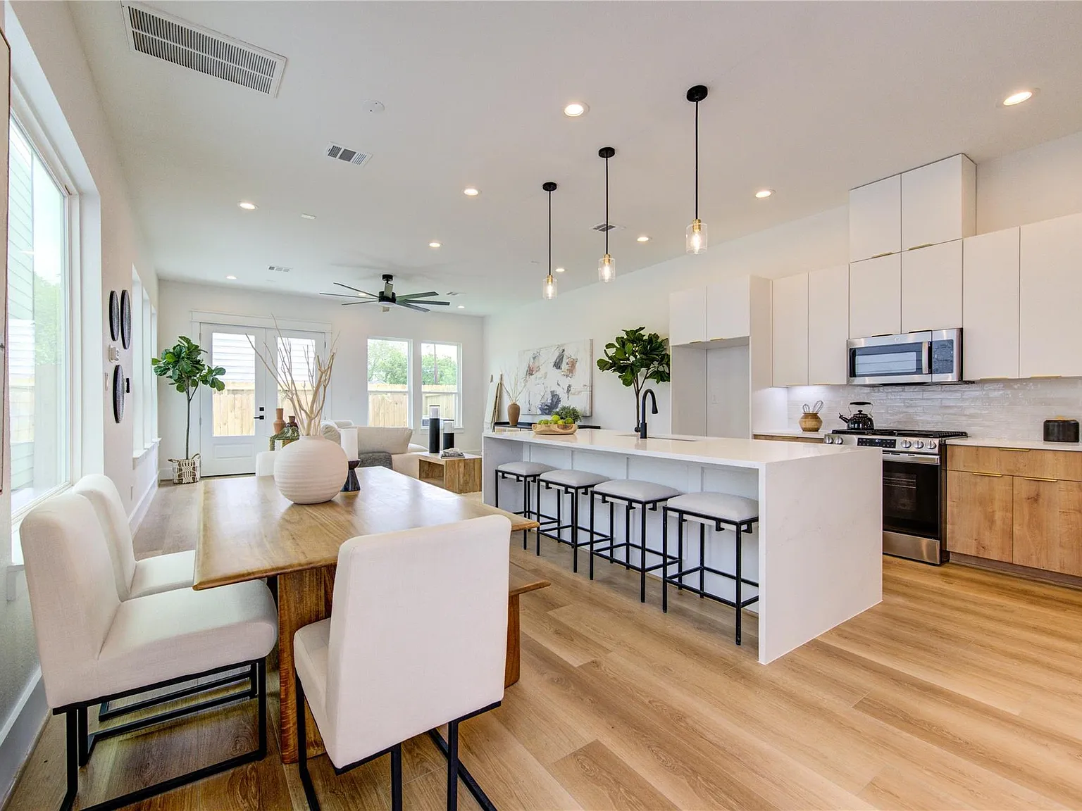 3 bed, 3.5 bath, 2169 sqft, $3,150 — Photo 1
