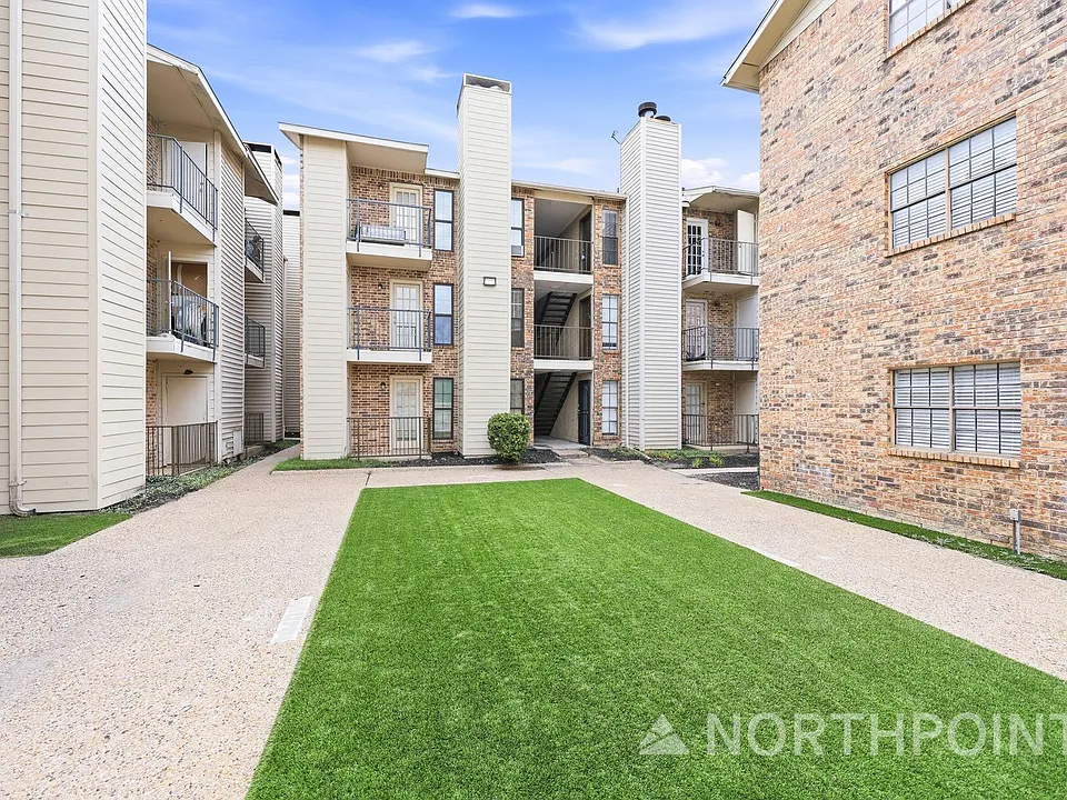 9520 Royal Ln #220