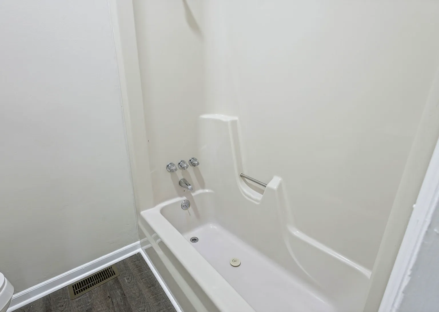 2 bed, 819 sqft, $1,300 — Photo 2