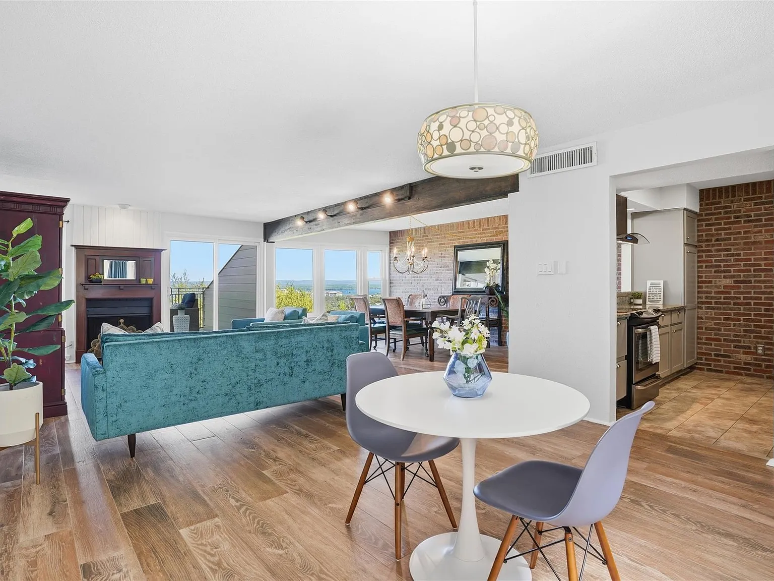2 bed, 1.5 bath, 1321 sqft, $1,695 — Photo 3