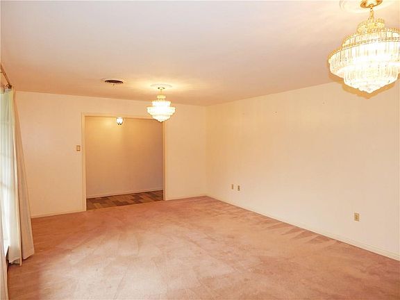 3rd image of 931 Harling Ln