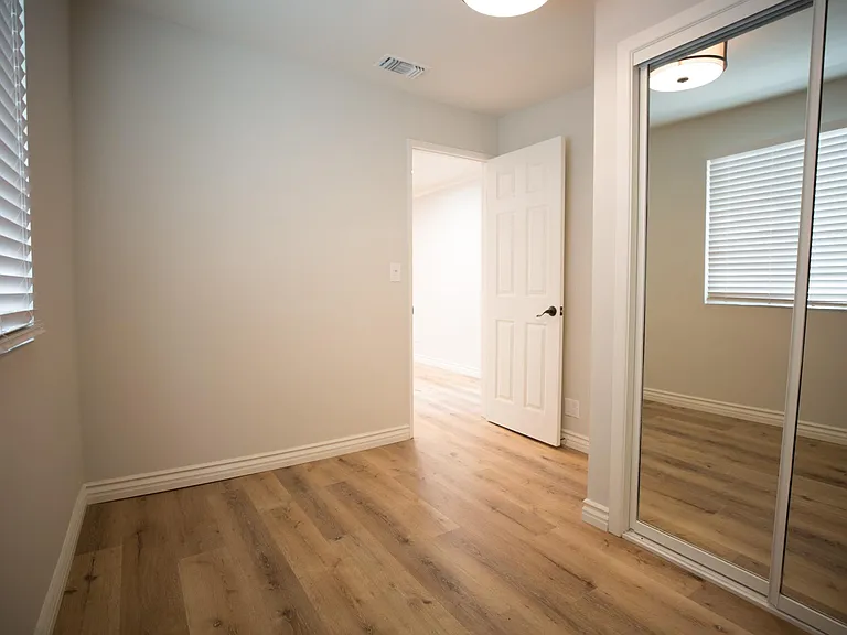 2210 Clinton St — Photo 7