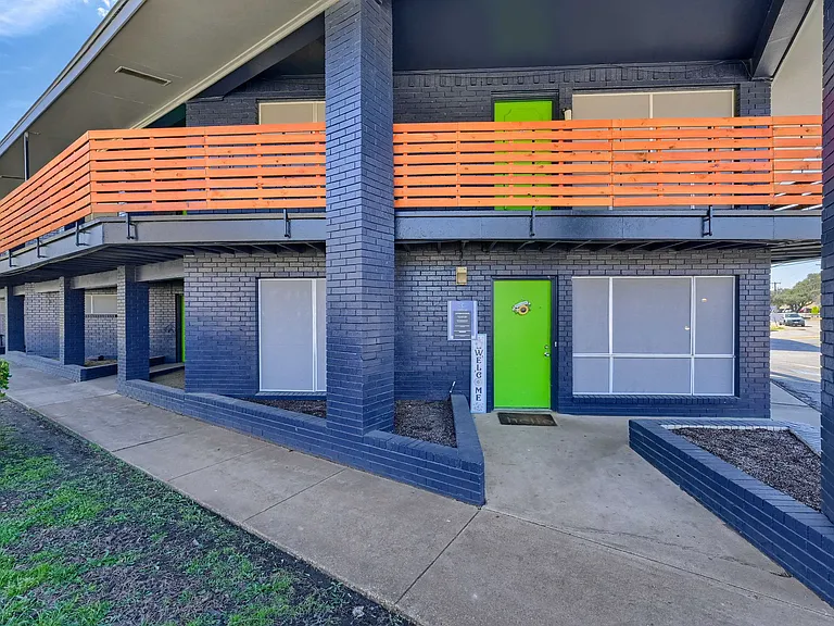 3200 W Walnut St — Photo 2