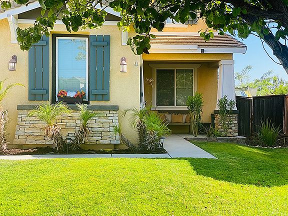 4th image of 40135 Miriam Way