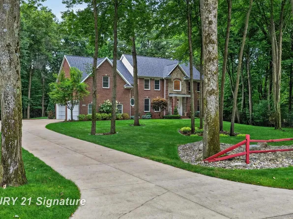2384 E Cardinal Dr, Midland, MI 48642