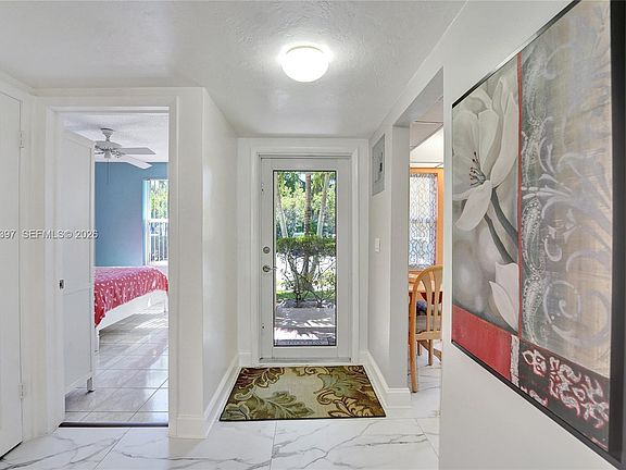 4th image of 851 NE 14th Ave APT 401