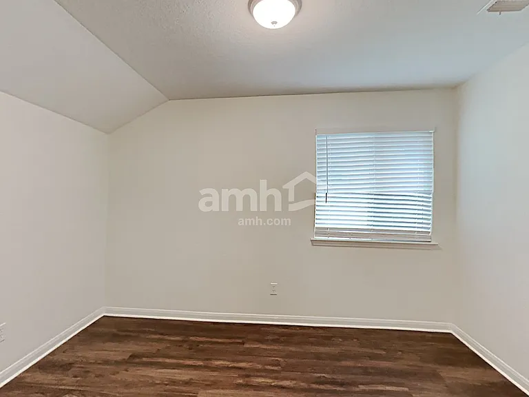 1038 Lauren St — Photo 17