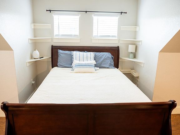 4th image of 832 Cliffrose Way