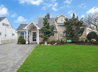 16 Branch Ln, Levittown, NY 11756