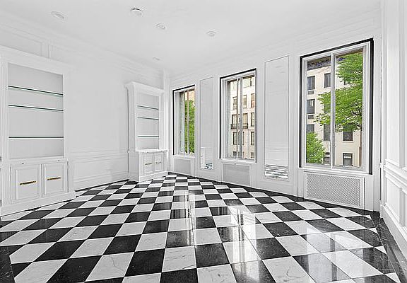 4th image of 126 E 61st St #2
