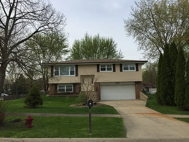 758 Spruce Ln photo 1