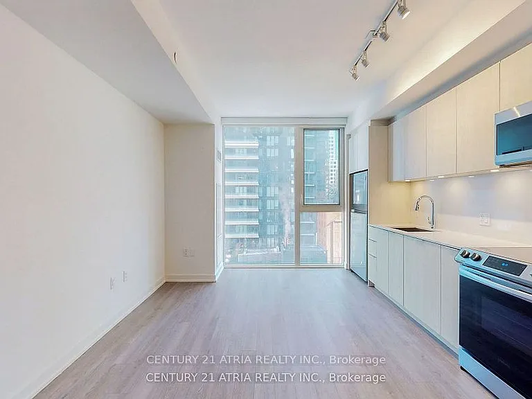 357 King St W #1005 — Photo 2