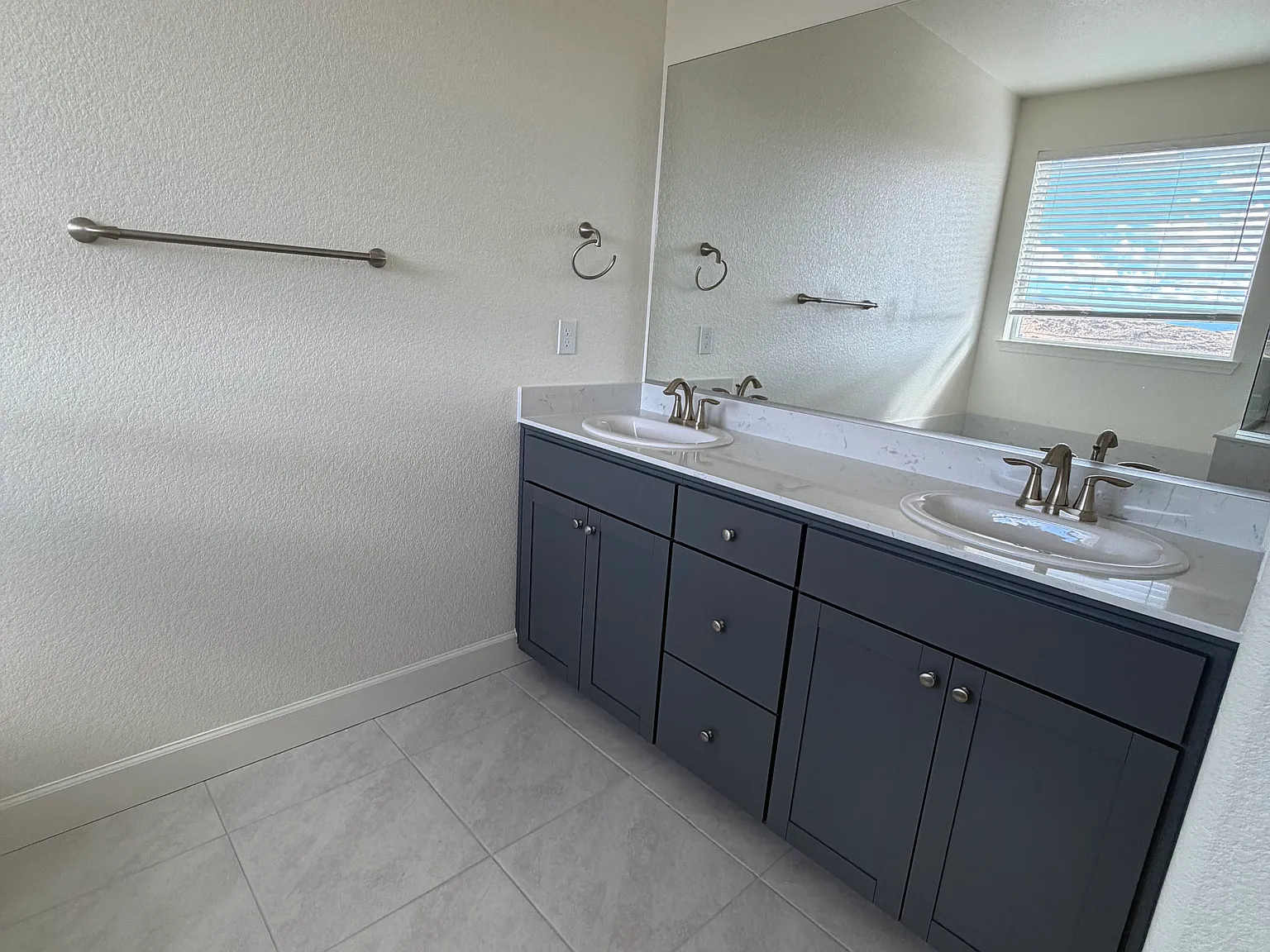 5 bed, 2727 sqft, $4,099 — Photo 4
