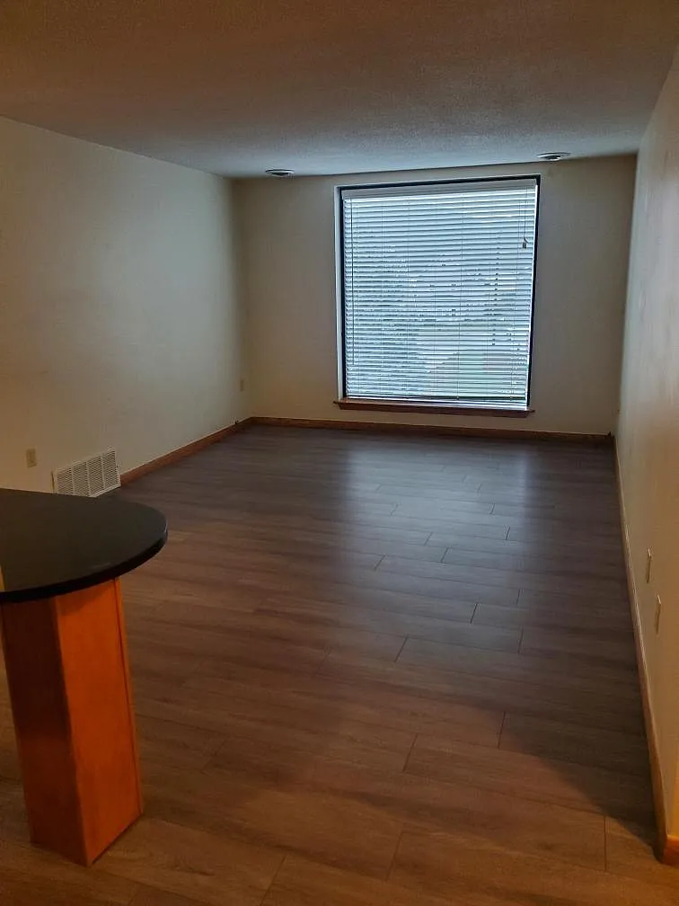2 bed, 750 sqft, $985 — Photo 2