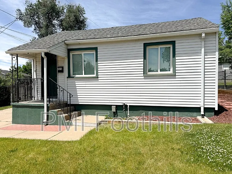 825 E Dartmouth Ave — Photo 2