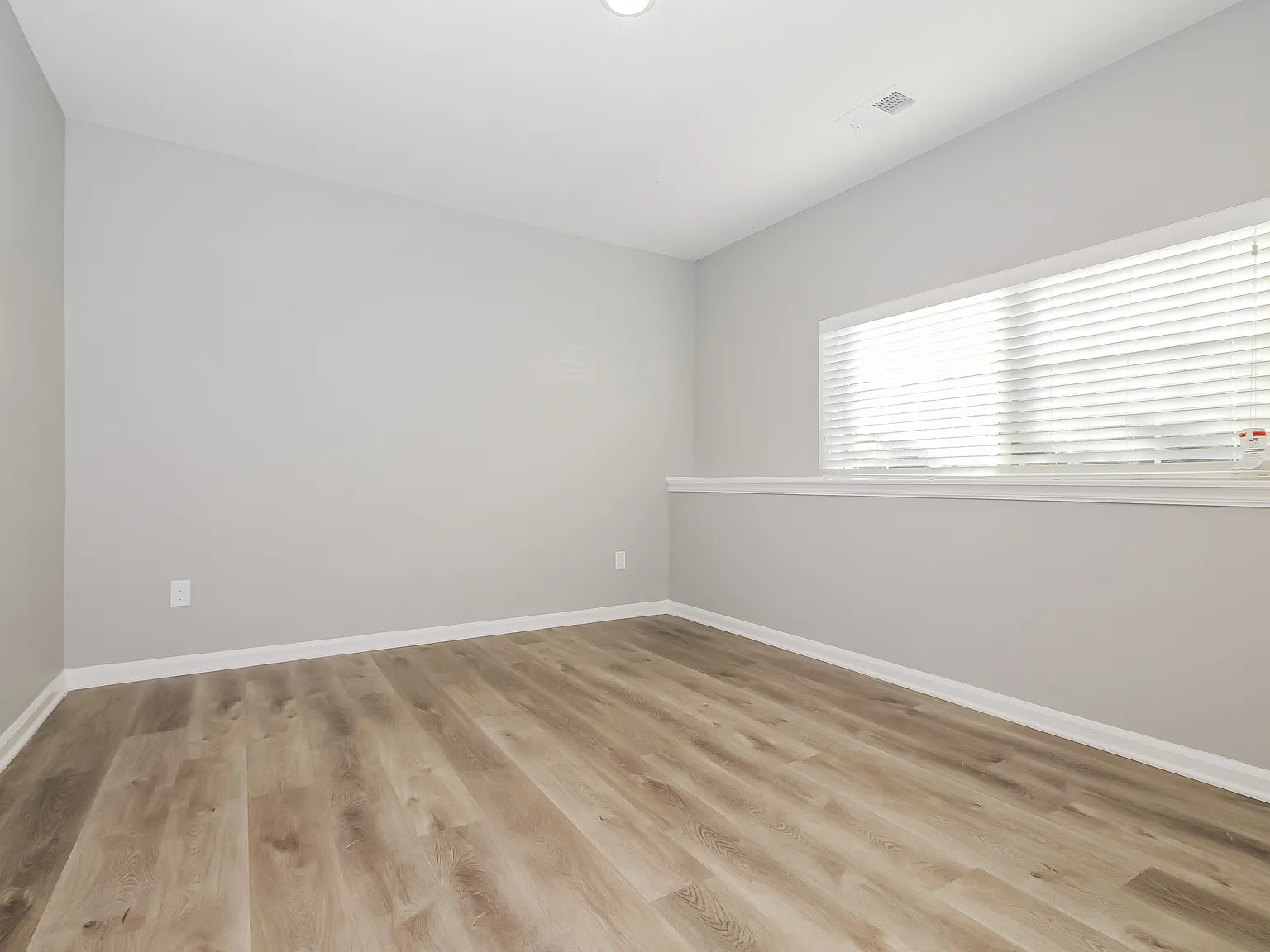 4 bed, 3.0 bath, 1971 sqft, $2,299 — Photo 3