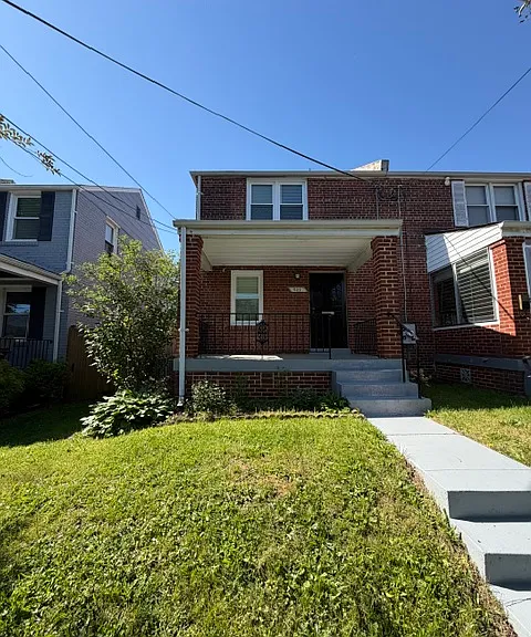 639 Emerson St NE — Photo 2