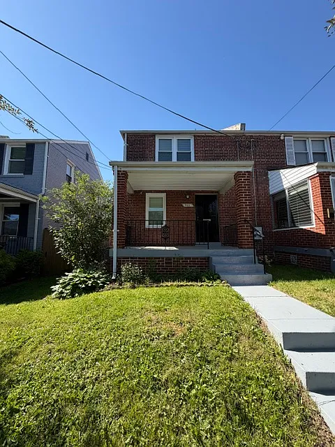Building Photo - 639 Emerson St NE