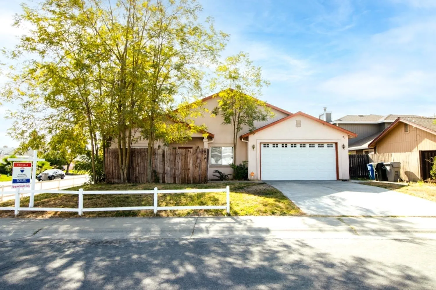 574 Regis Dr photo 1