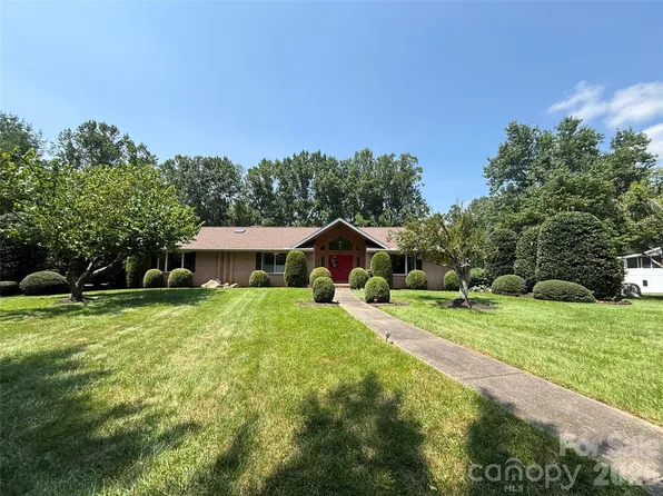 12 Highlander Ln, Hendersonville, NC 28792