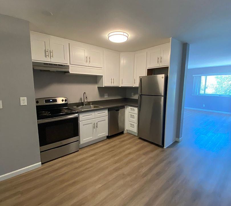 1st image of 3714 Lincoln Ct #6