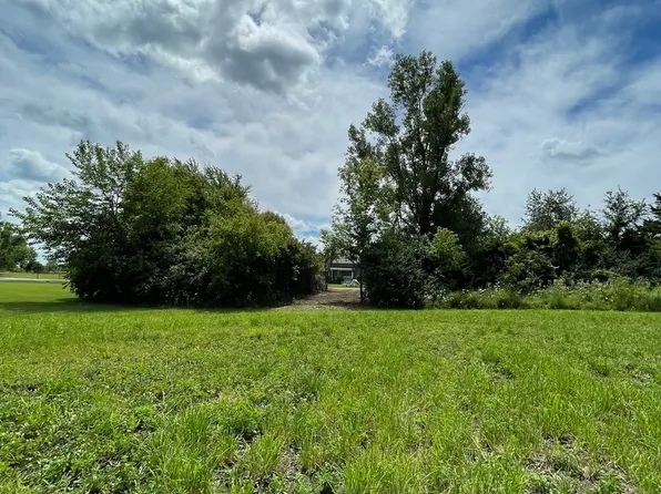 8702 Regnier Rd, Hebron, IL 60034