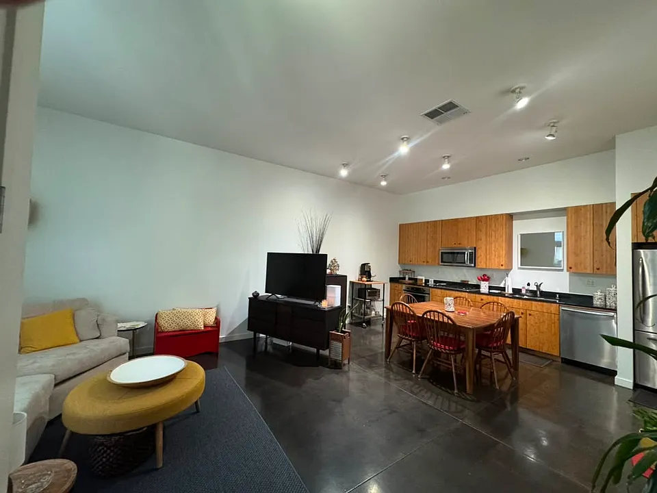 7 Ealing Ln