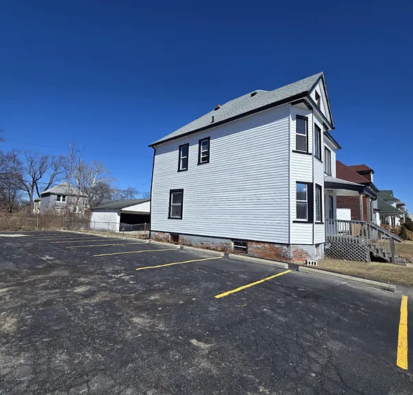 553 Owen St — Photo 2