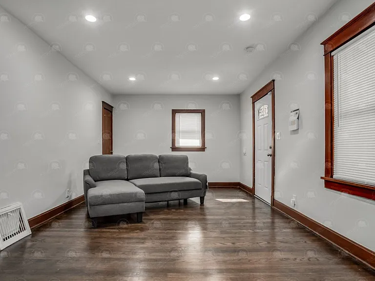 6627 Brooklyn Ave — Photo 28