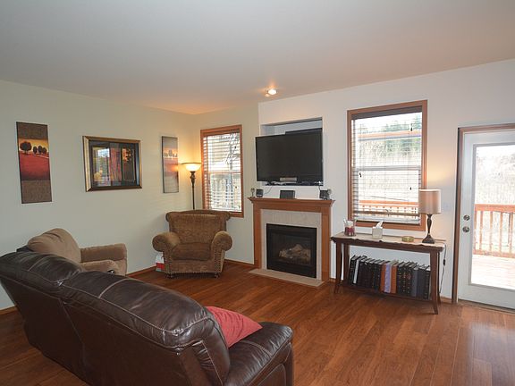 5th image of 246 Easton Ave W