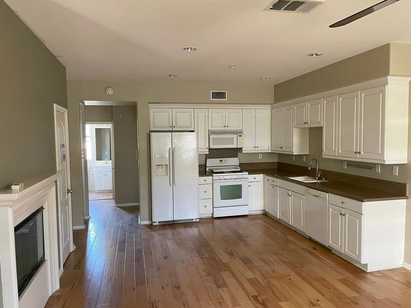 3 Bed + 3.5 Bath + Bonus Room in Tustin Field Townhome — Photo 1
