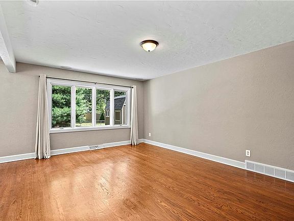 4th image of 10409 Reeds Dr