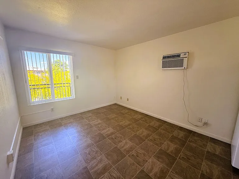 1746 Kidder Ave — Photo 4