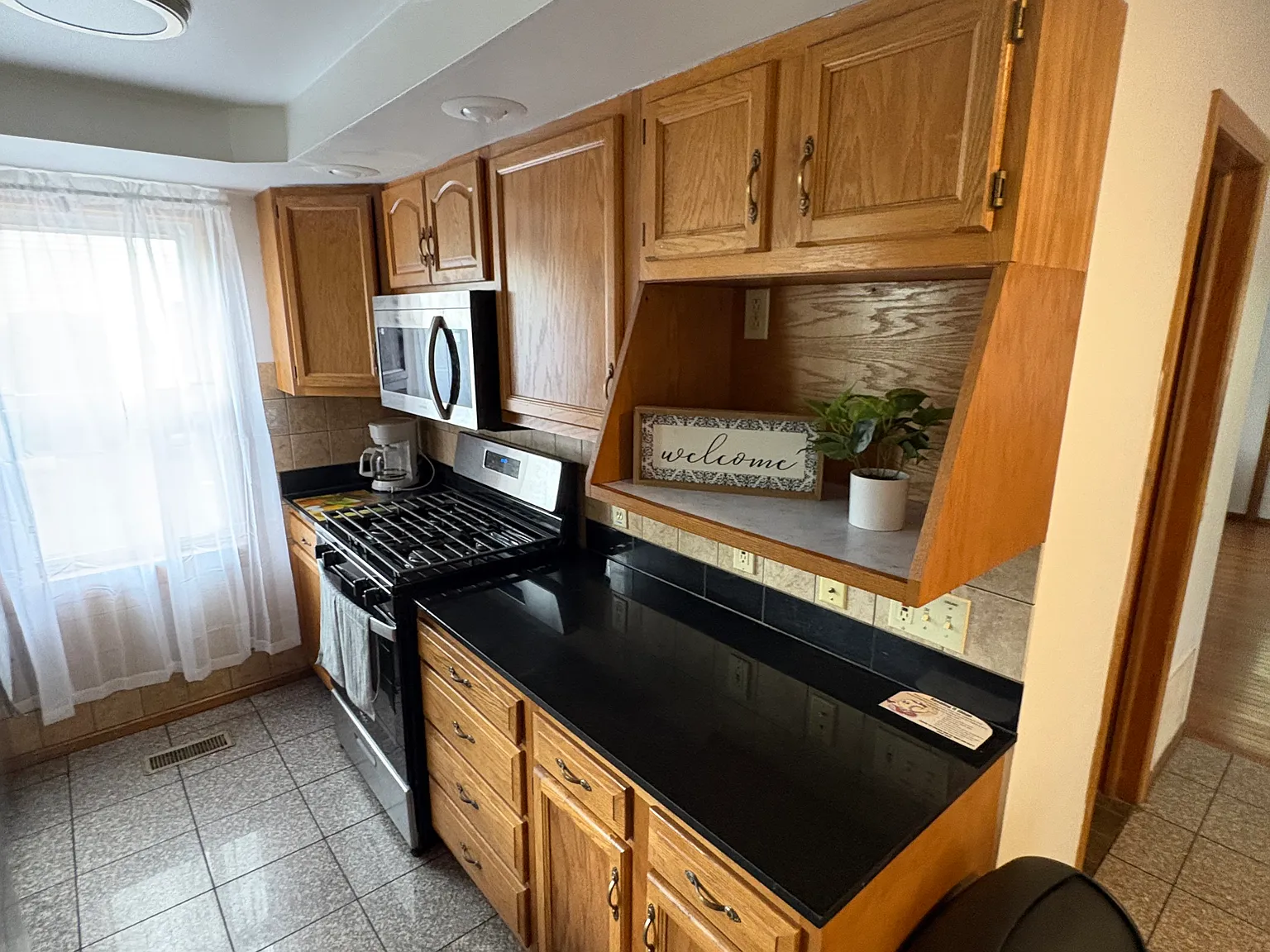 3 bed, 1.5 bath, 1300 sqft, $2,100 — Photo 2