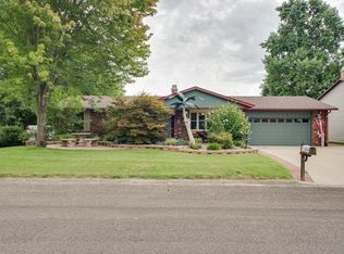 31 Islander Dr, Brighton, IL 62012