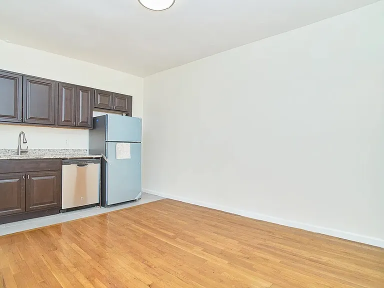 2 Ellwood St #6R — Photo 5