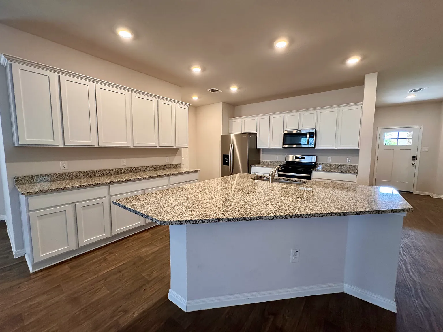 4 bed, 2025 sqft, $2,200 — Photo 2