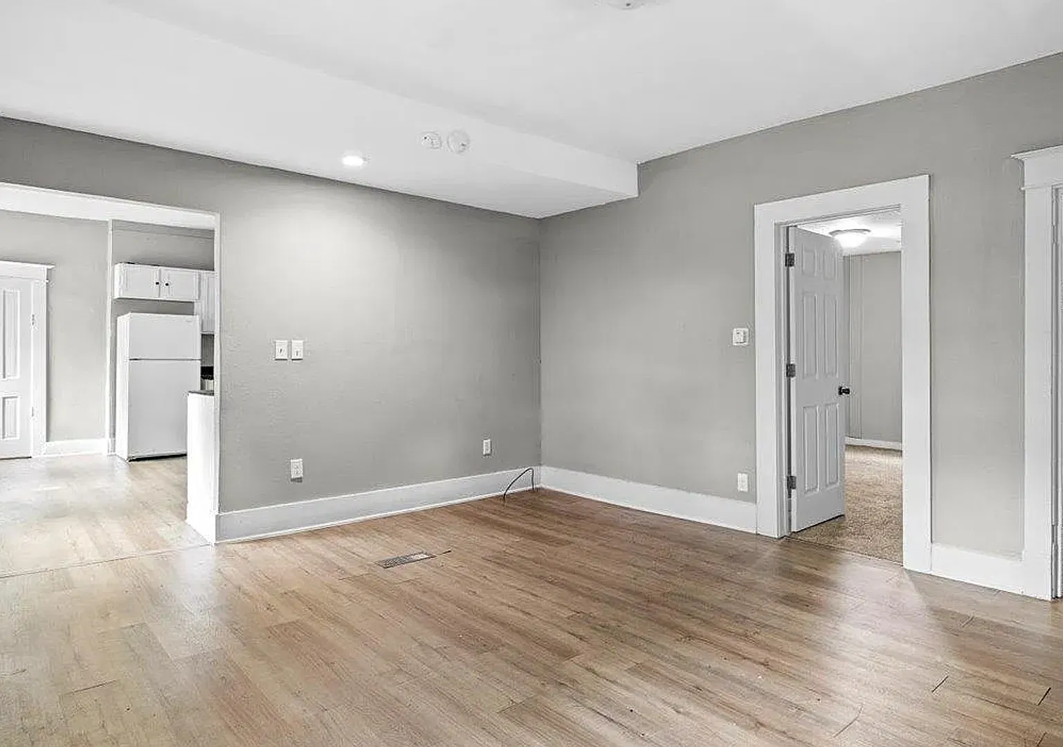 Modern 3 Bed 1 Bath - Section 8 — Photo 3
