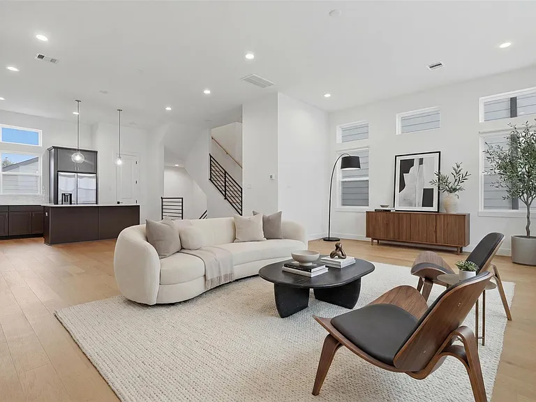 326 Eastwood St — Photo 1
