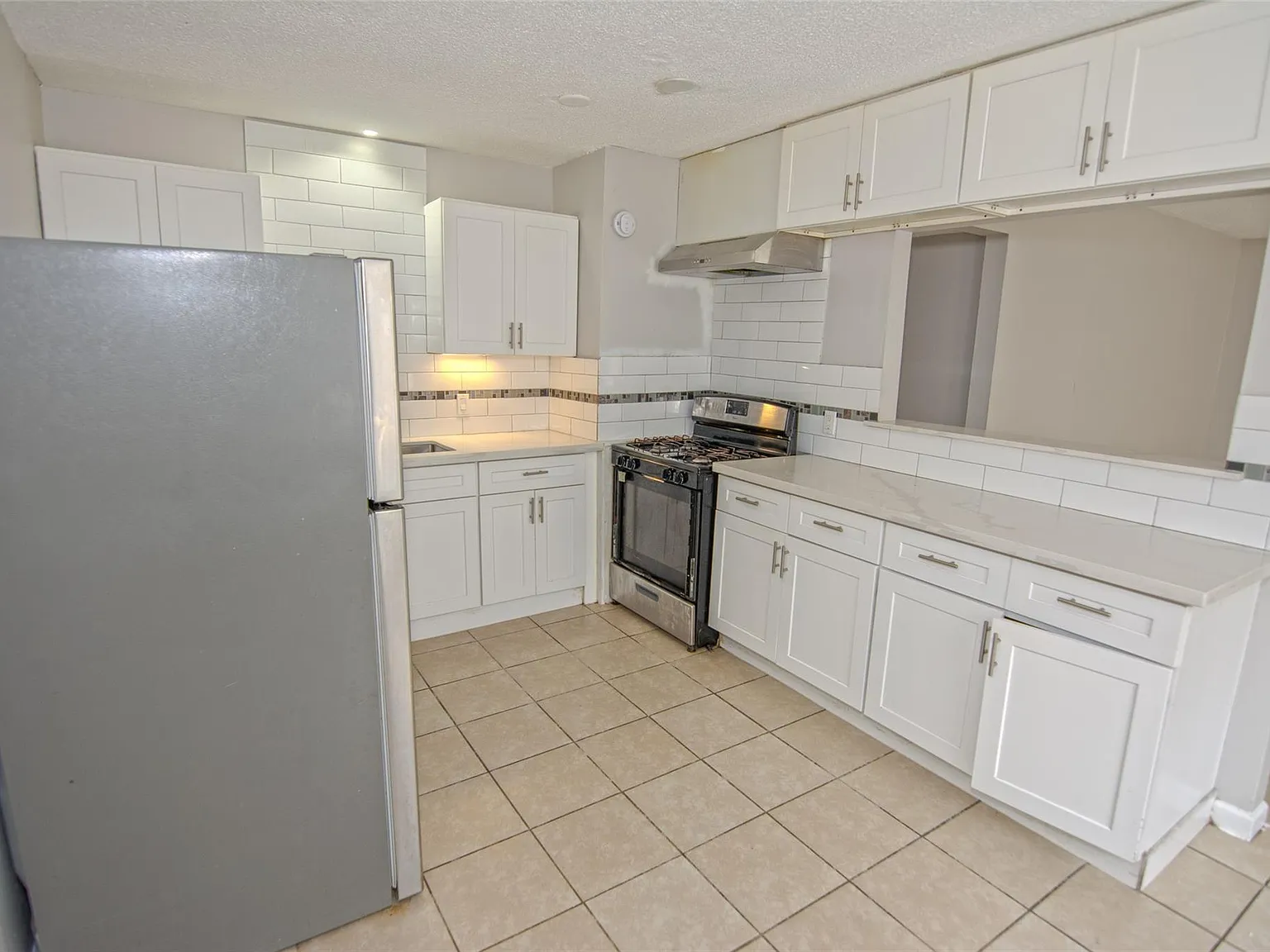 3 bed, 1.0 bath, 962 sqft, $1,300 — Photo 3