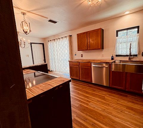5th image of 226 Herada St