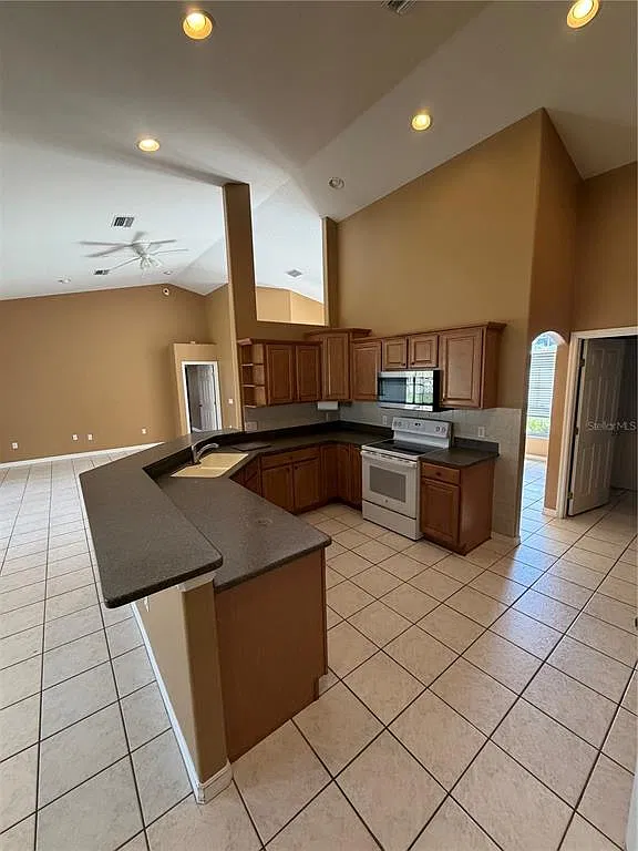 3 bed, 2.0 bath, 2076 sqft, $2,200 — Photo 4
