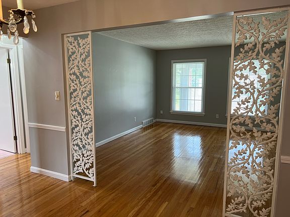 2nd image of 1932 Gardiner Ln APT 4